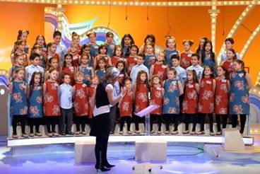 Sabrina Simoni e il Piccolo Coro "Mariele Ventre" durante lo Zecchino dOro.