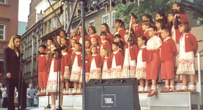 Piccolo Coro "Mariele Ventre" dellAntoniano, diretto da Sabrina Simoni, durante il concerto a Varsavia (Warszawa, Warschau) nel 2001. 