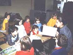 Sabrina Simoni alla lezione con i nuovi coristi del suo Piccolo Coro "Mariele Ventre" dellAntoniano.