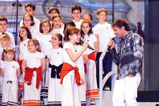 Gianfranco Fasano canta un duetto con una bambina del Piccolo Coro "Mariele Ventre" dell´Antoniano, diretto da Sabrina Simoni. 