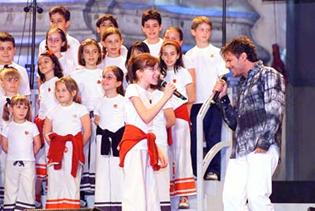 Gianfranco Fasano canta un duetto con una bambina del Piccolo Coro "Mariele Ventre" dellAntoniano, diretto da Sabrina Simoni. 