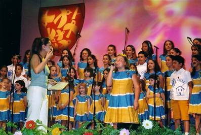 Sabrina Simoni dirige il Piccolo Coro "Mariele Ventre" durante il saggio annuale. 