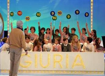 Nu är det juryn som bestämmer. Dessa barn, i 8 till 12 års åldern, är de som bestämmer vilken sång ska vinna årets Zecchino d´Oro.