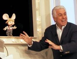 De vaste presentatoren van Zecchino d´Oro: Cino Tortorella (al 49 jaar lang! Hij staat dan ook vermeld in het Guiness Book of Records!) en het muisje Topo Gigio. 