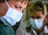 Working for the Flying Doctors means assisting with medical aid even in primitive circumstances. (In the picture: Liz Burch as dr. Chris Randall, and Peter O´Brien as pilot Sam Patterson.)