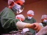 De artsen van de Flying Doctors moeten zeer allround zijn, daar medische specialisten vaak ver weg zitten. (Op de foto uit de tv-serie: Lenore Smith in de rol van zr. Kate Standish, met op de achtergrond Andrew McFarlane (dr. Tom Callaghan), Liz Burch (dr. Chris Randall) en Robert Grubb (dr. Geoff Standish) tijdens een operatie.)