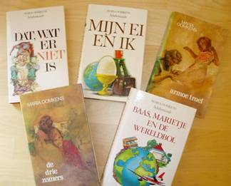 Een paar van de boeken geschreven door Scheherazade / Maria Oomkens. 